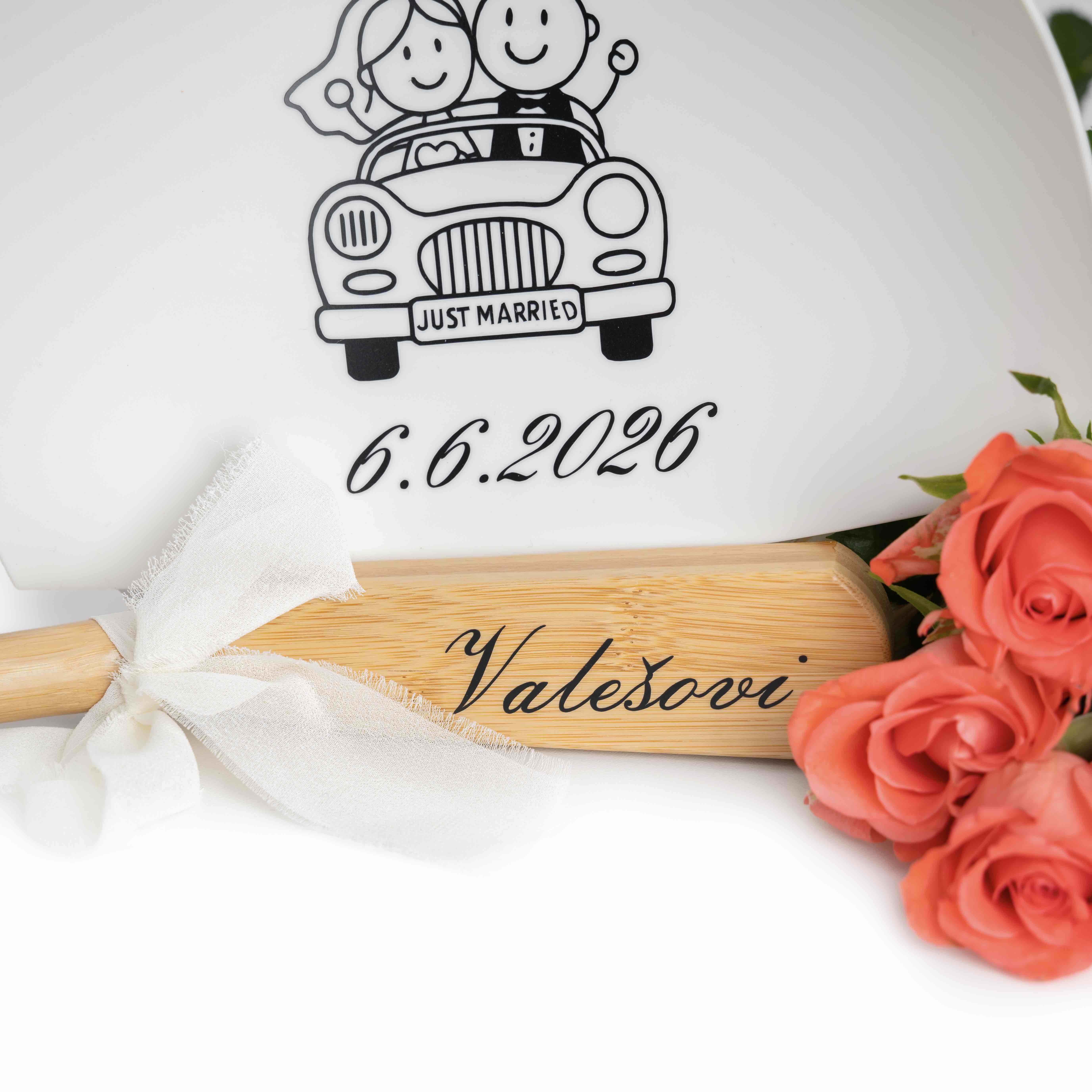 Bílá lopatka na dort s motivem Just Married a jménem novomanželů