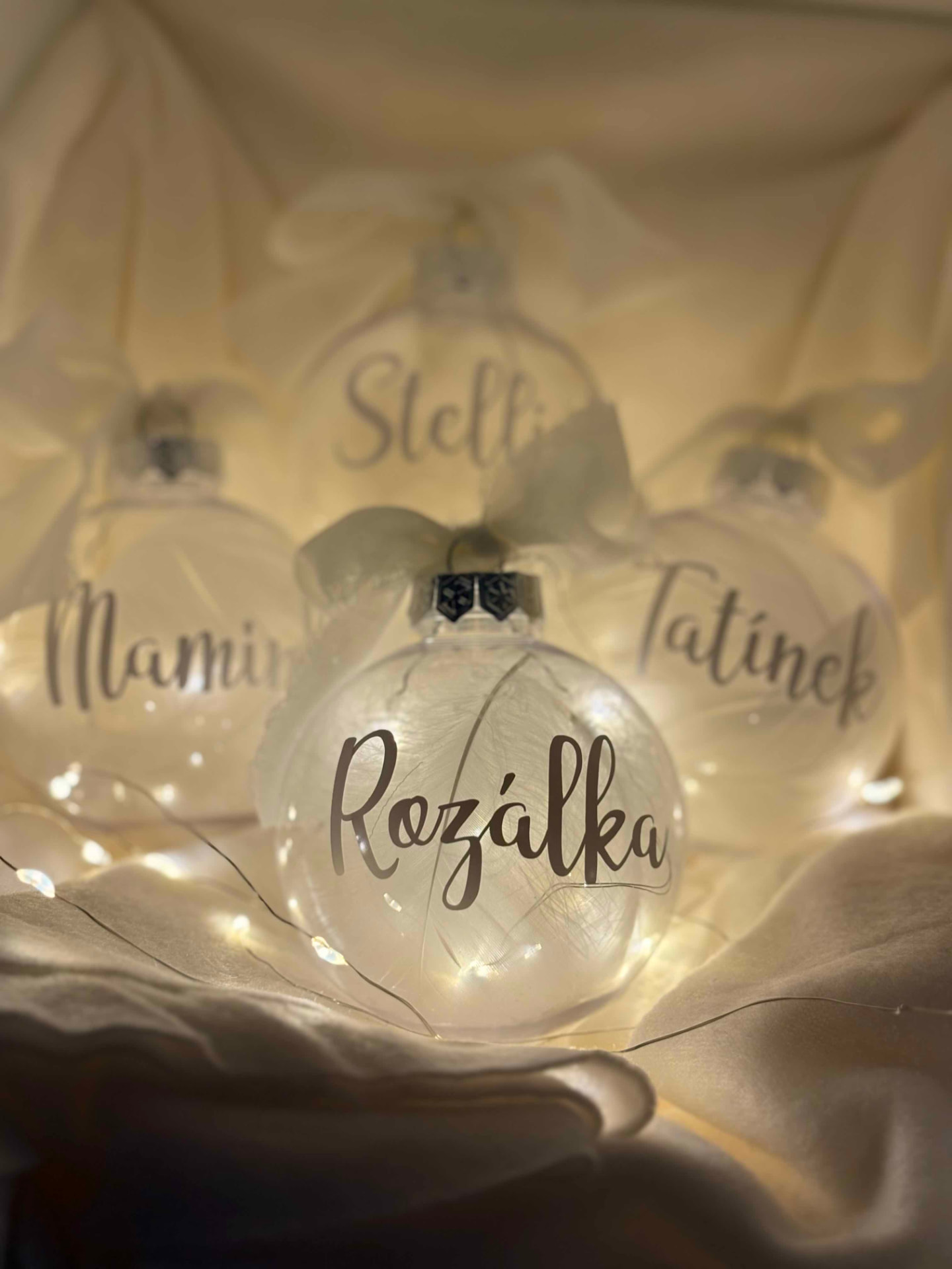 Sada rodinných vánočních baněk se jmény Maminka, Tatínek, Stelli a Rozálka