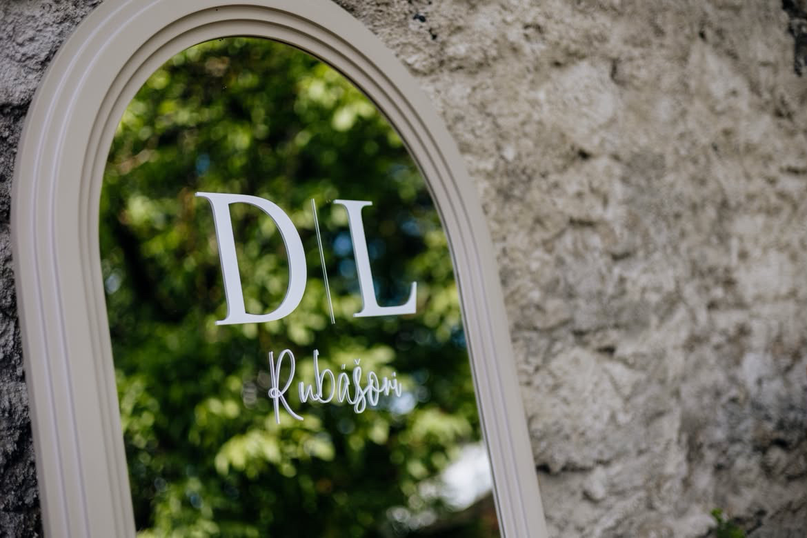 Obloukové zrcadlo s monogramem D|L a příjmením novomanželů